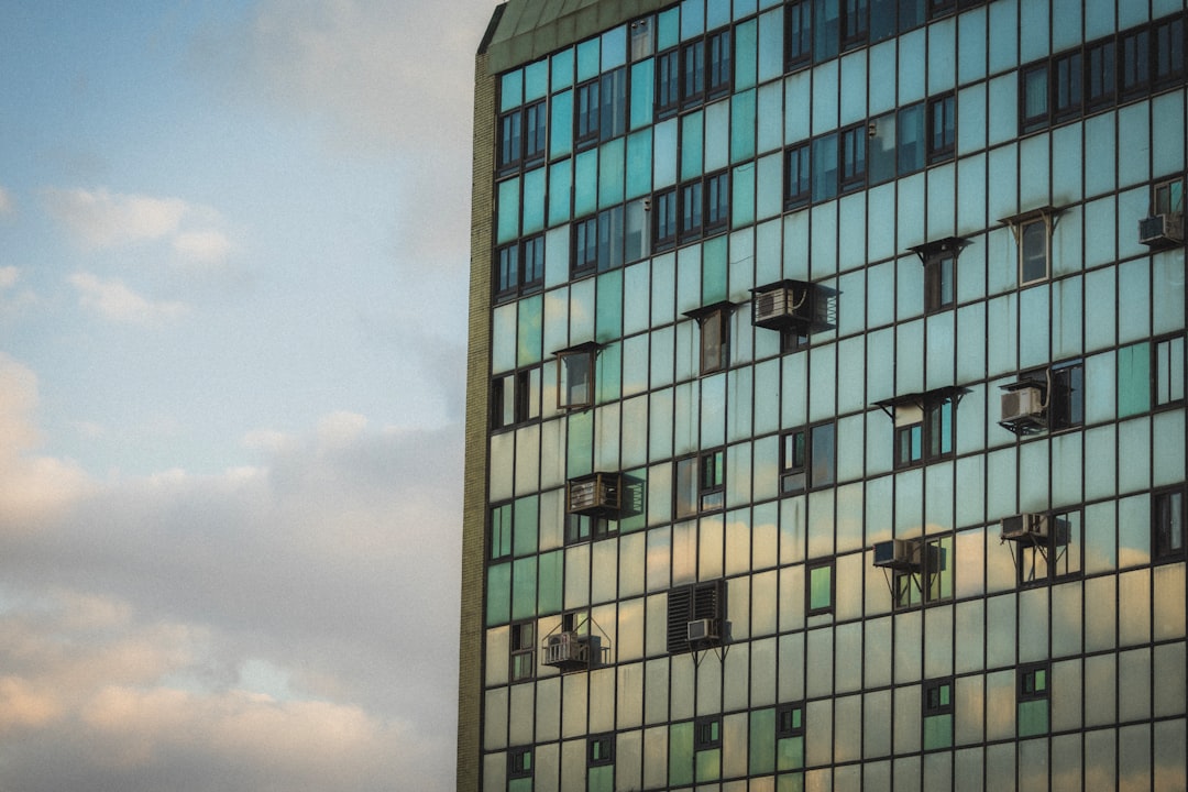 Ventanas de aluminio con rejas de seguridad en Santo Domingo — Tayer El Buen Pastor