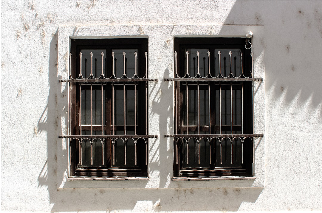 Rejas de hierro negro en ventana de casa residencial