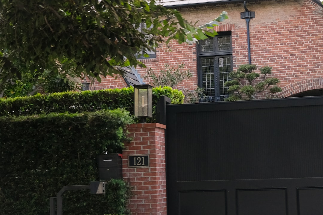 Portón eléctrico residencial de hierro con acceso vehicular