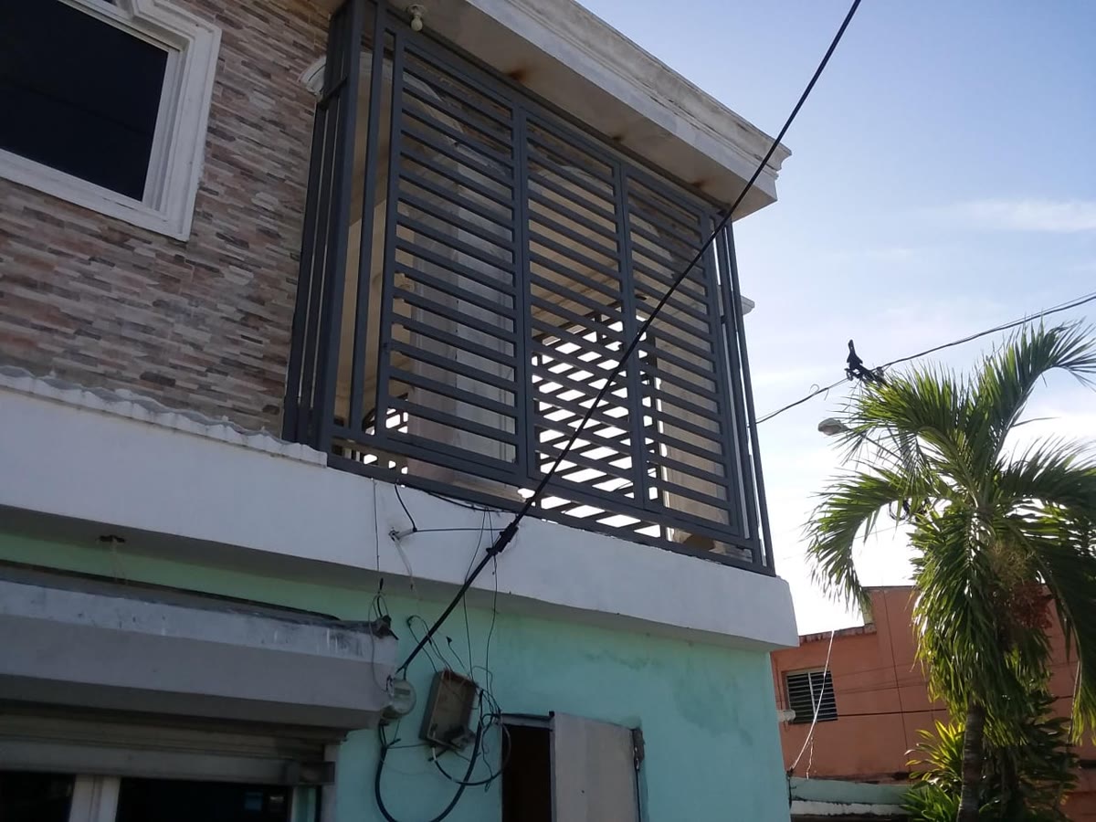 Trabajo de herrería artística con barandas en Santo Domingo — Tayer El Buen Pastor