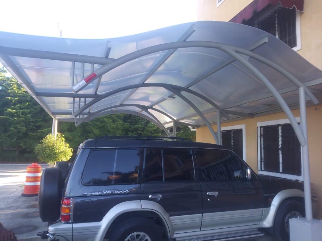 Carport metálico vista lateral — Tayer El Buen Pastor
