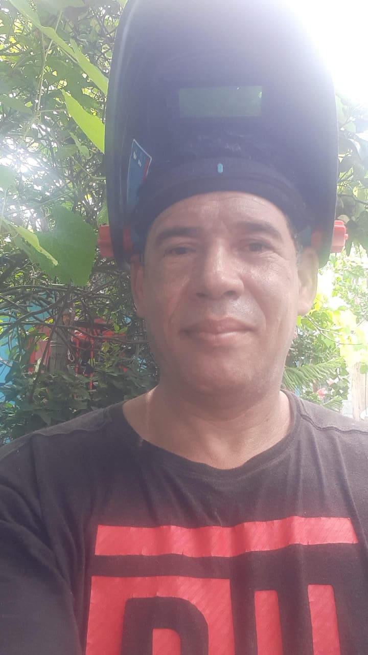 Gabriel, maestro herrero de Tayer El Buen Pastor en su taller de Santo Domingo Este