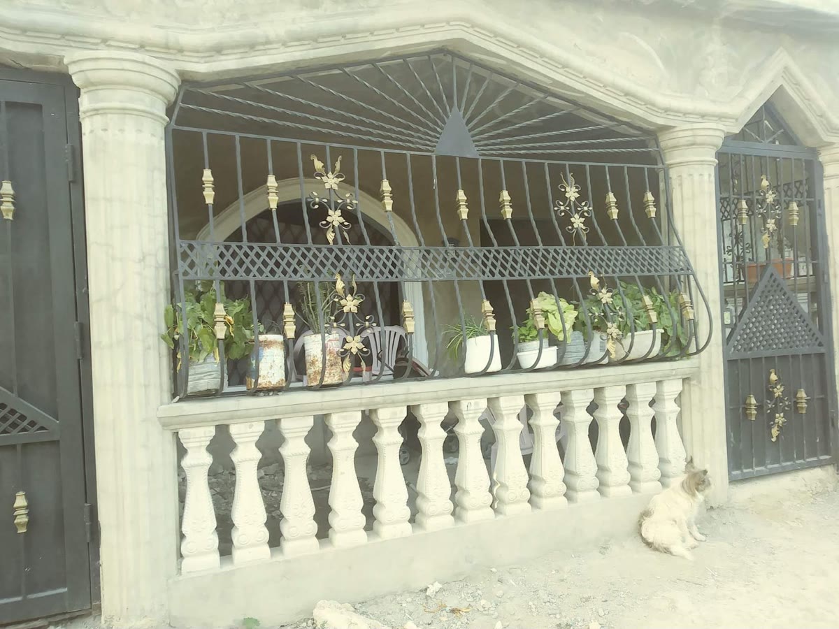 Protección de galería con acentos dorados — Tayer El Buen Pastor, Santo Domingo