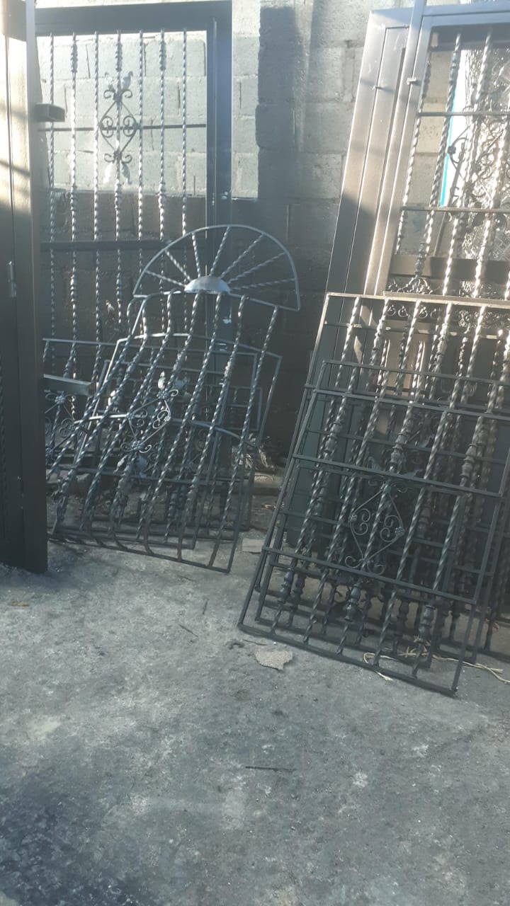 Rejas decorativas de hierro galvanizado para ventanas en Santo Domingo — Tayer El Buen Pastor